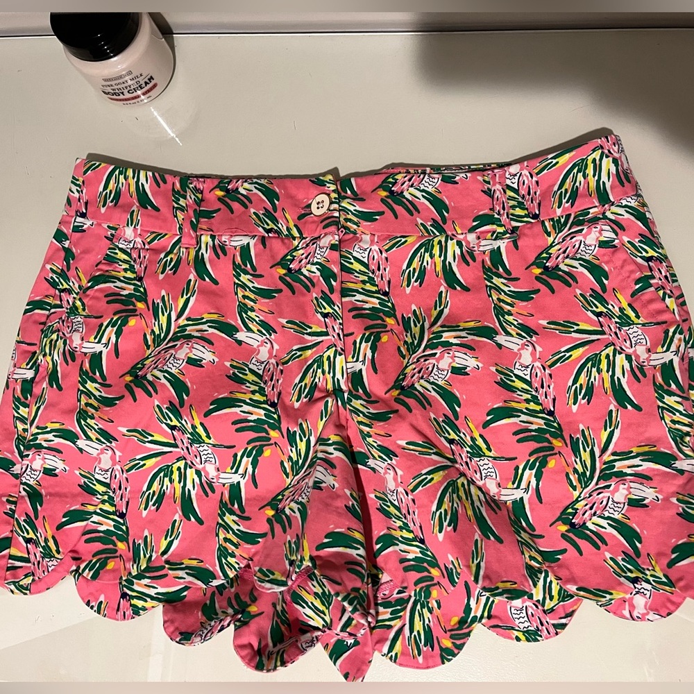 Crown & Ivy Women’s Shelby Scalloped Hem Shorts